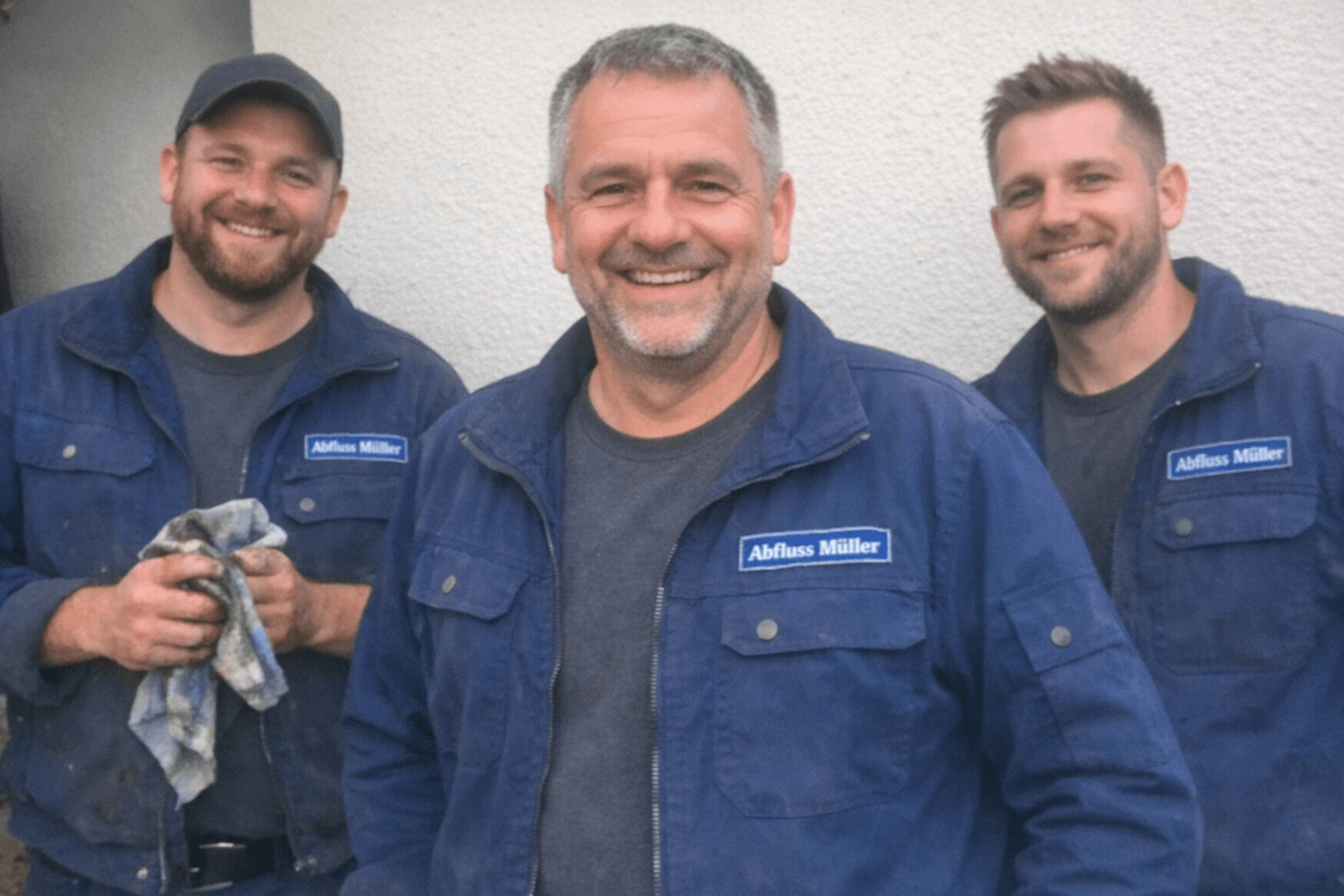 Thomas Schneider steht lächelnd vor seinem gut ausgestatteten Servicefahrzeug für den Einsatz.